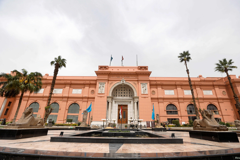 Cairo: Museu Nacional, Museu Egípcio e Excursão às Pirâmides de GizéTour particular incluindo traslados, guia de turismo, almoço e entrada