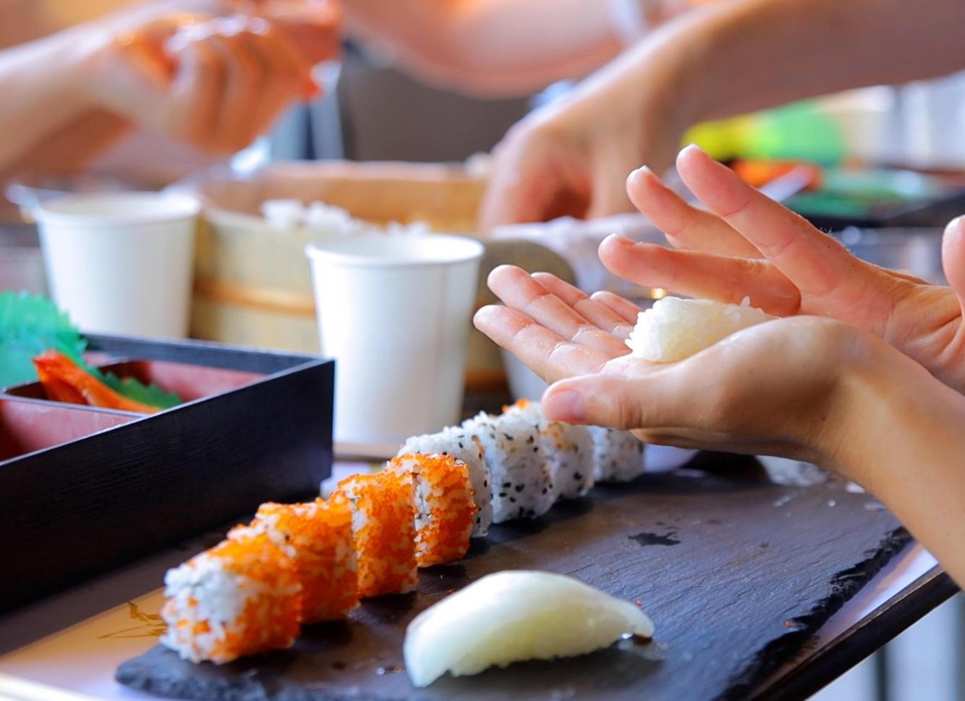 Tokyo: Kursus i rulning og tilberedning af autentisk sushi i Asakusa