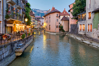 Annecy: begeleide wandeltour door de oude stad en schilderachtige boottocht op het meer