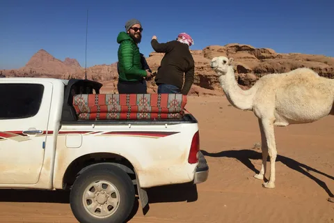 Wadi Rum: 9 timmars privat rundtur med 3 måltider och övernattning