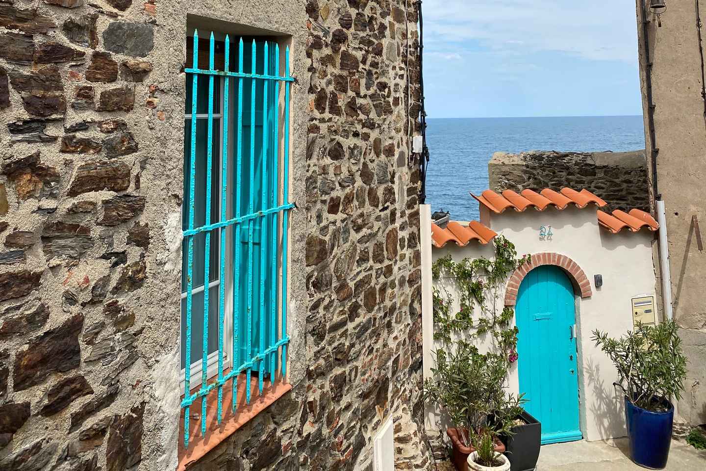 From Barcelona: Day Trip to France with Girona Visit