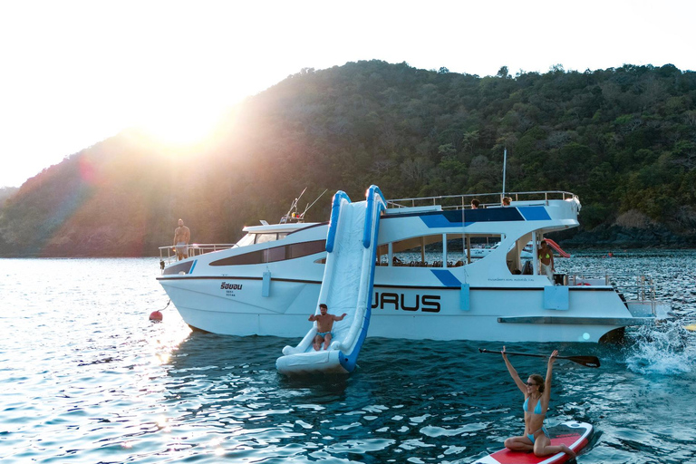 Phuket: Phi Phi Island Catamaran Tour with Beachfront Lunch Full Day Tour without Transfer//No National Park Fee