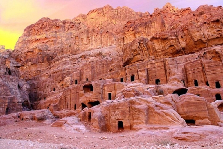 Ammán - Petra - Pequeña Petra y Castillo de Shobak - Excursión de un díaAmmán-Petra-LittlePetra-Castillo de Shobak Día Completo Minibús 10pax
