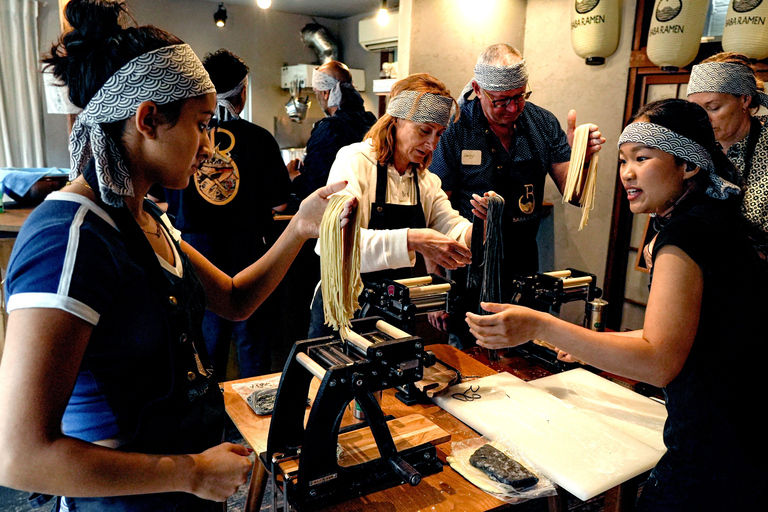¡Ramen y gyozas profesionales con un chef de ramen en un restaurante!Clase exprés de ramen y gyozas en Tokio