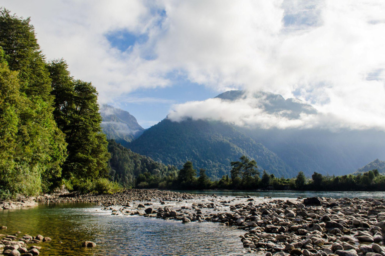 Bariloche: Full-Day El Bolsón and Puelo Lake Sightseeing Tour