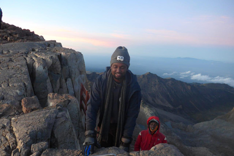 Da Nairobi: Esperienza di trekking di 4 giorni sul Monte KenyaDa Nairobi: 4 giorni di trekking sul Monte Kenya