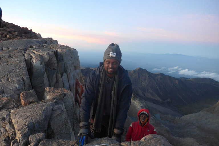 Da Nairobi: Esperienza di trekking di 4 giorni sul Monte KenyaDa Nairobi: 4 giorni di trekking sul Monte Kenya