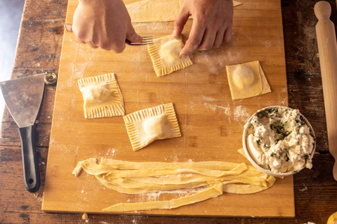 Florencja: Zajęcia z makaronu i tiramisu z nieograniczoną ilością winaLekcja gotowania makaronu i tiramisu bez Sant&#039;Amborgio Market