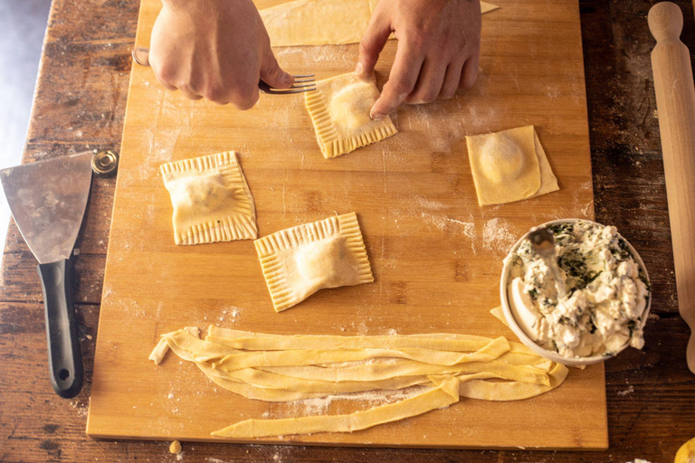 Florencja: Zajęcia z makaronu i tiramisu z nieograniczoną ilością winaLekcja gotowania makaronu i tiramisu bez Sant&#039;Amborgio Market