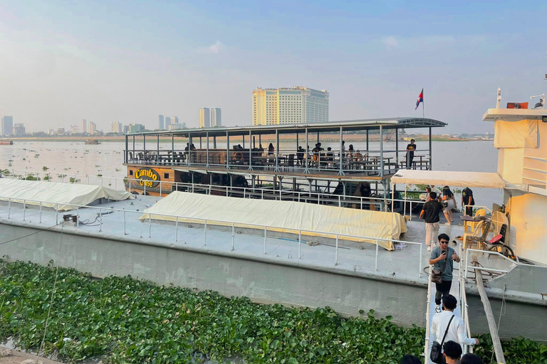 بنوم بنه: رحلة بحرية عند غروب الشمس مع البيرة والشواء