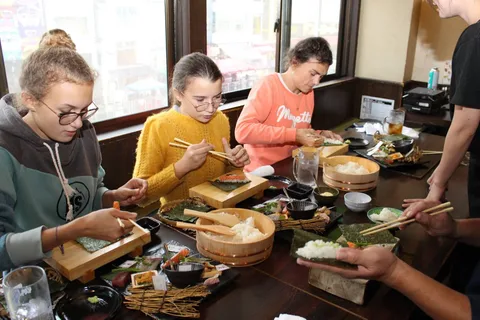 Osaka Dotonbori: Hand Roll Sushi Experience