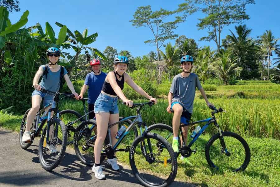 Ubud: Downhill-Radfahren mit Vulkan, Reisterrassen und Mahlzeit. Foto: GetYourGuide Ubud: Downhill-Radfahren mit Vulkan, Reisterrassen und Mahlzeit. Foto: GetYourGuide