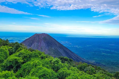 TOUR CERRO VERDE-VOLCANO IZALCO AND LAKE COATEPEQUE