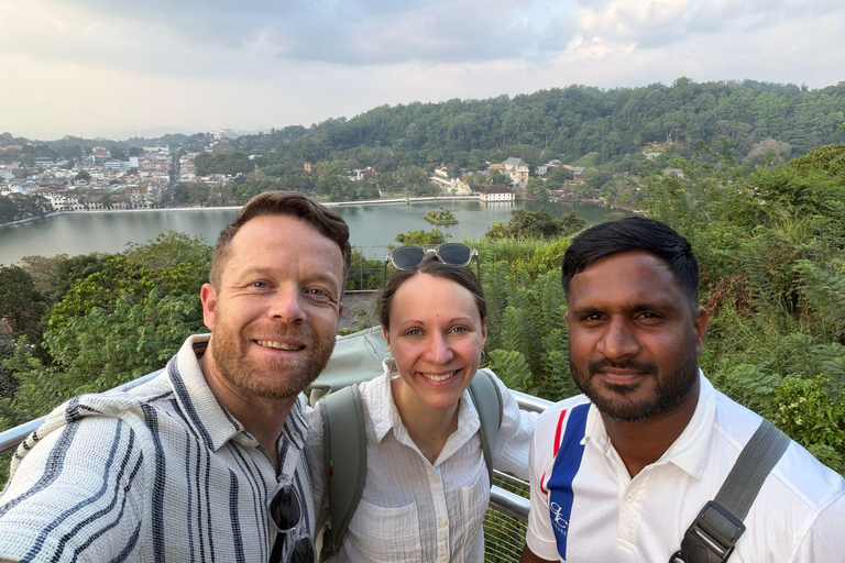 Kandy: Ambuluwawa Tower & Kandy City Private Tuk Tuk Tour