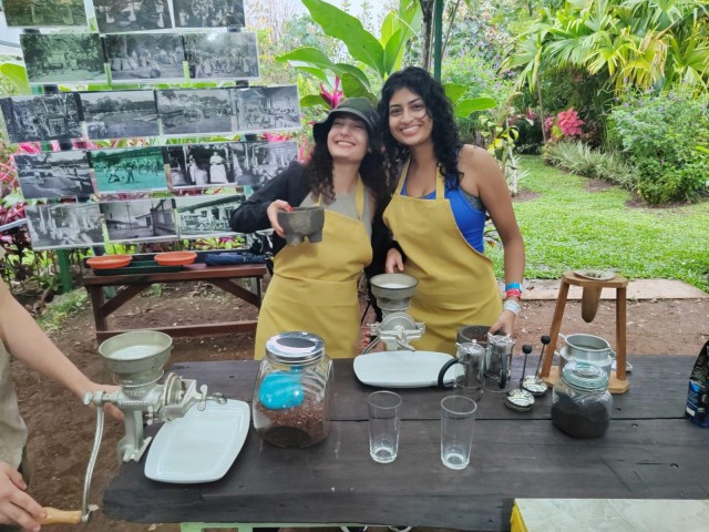 Visit La Fortuna Garden Walking Tour with Chocolate and Coffee in Valparai
