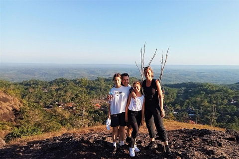 Yogyakarta Soft Trekking Tour do starożytnego wulkanu NglanggeranTrekking o zachodzie słońca w Yogyakarcie