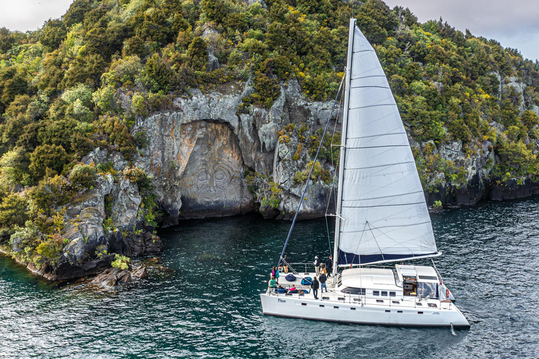 Taupo: Māori-Felsritzungen Lake Taupo SegeltourTour um 15:30 Uhr