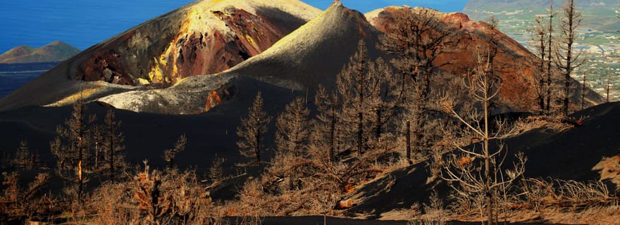 La Palma : les volcans Tajogaite et San Juan avec la Cueva de las Palomas