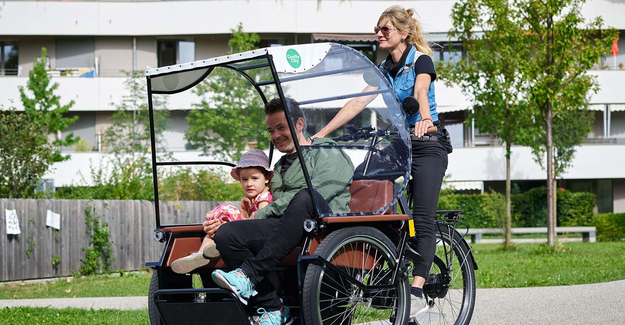 Munich: Day-rent rickshaw and explore Munich yourself