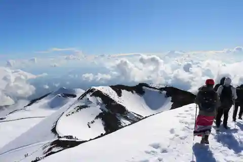 Catania Etna trekking quote sommitali con funivia e guida vulcanologica