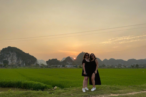 نينه بينه: غروب الشمس من كهف موا ومشي هوا لو ليلاًسيارة جيب قديمة للجيش الأمريكي