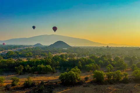 From CDMX: Hot air balloon ride, guided visits to Teotihuacan and Guadalupe