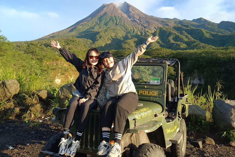 Yogyakarta : aventure en jeep au mont Merapi et circuit à véloYogyakarta : Excursion en jeep et à vélo au mont Merapi