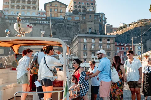 Da Sorrento: Tour di Capri in barca per piccoli gruppi