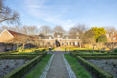Delft City Center; Private Photoshoot & Guided Walk Classic Delft Walk