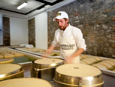 Parmesanräder bei Parma: Verkostung und Tour durch die Fabrik