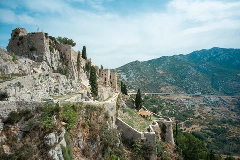Split: Privat tur til Klis-fæstningen og Vranjača-grotten