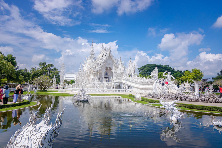 Excursión a los templos rojo, azul y blanco y a las aguas termales desde Chaing MaiTemplos rojos, azules y blancos y viaje a aguas termales desde Chaing Mai