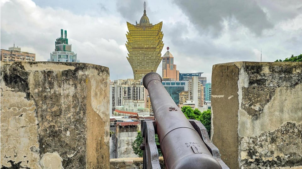 Da Hong Kong: tour dei siti UNESCO di Macao con prelievo e ponte