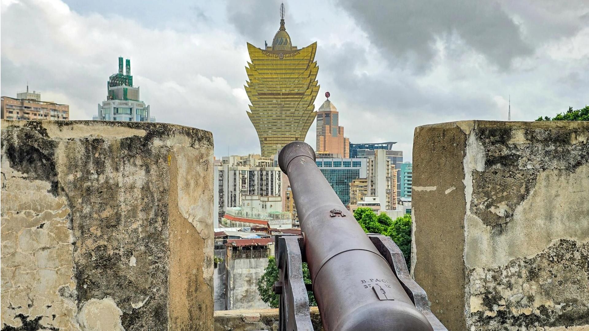 Ab Hongkong: Tour zu UNESCO-Stätten in Macau mit Abholung und Brücke
