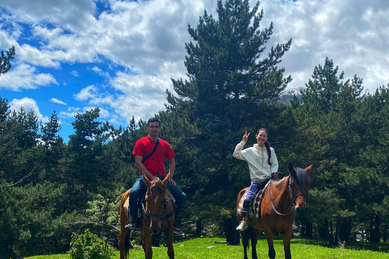 Montez à cheval jusqu&#039;à l&#039;église de la Trinité de Gergeti et atteignez le sommet d&#039;une montagne