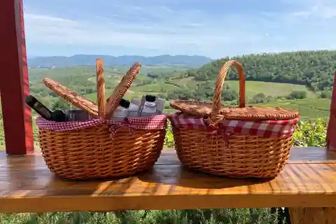 TUSCAN HILLS : VISITE GUIDÉE EN E-VESPA PIC NIC & GUIDE DE LA RÉGION