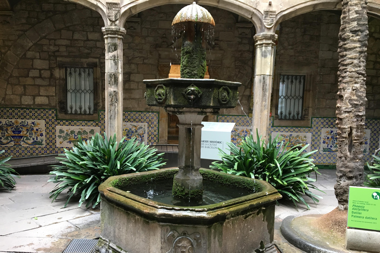 Barcelona Gothic WalkingTour: Roman Walls & Hidden Courtyard Small Group Tour