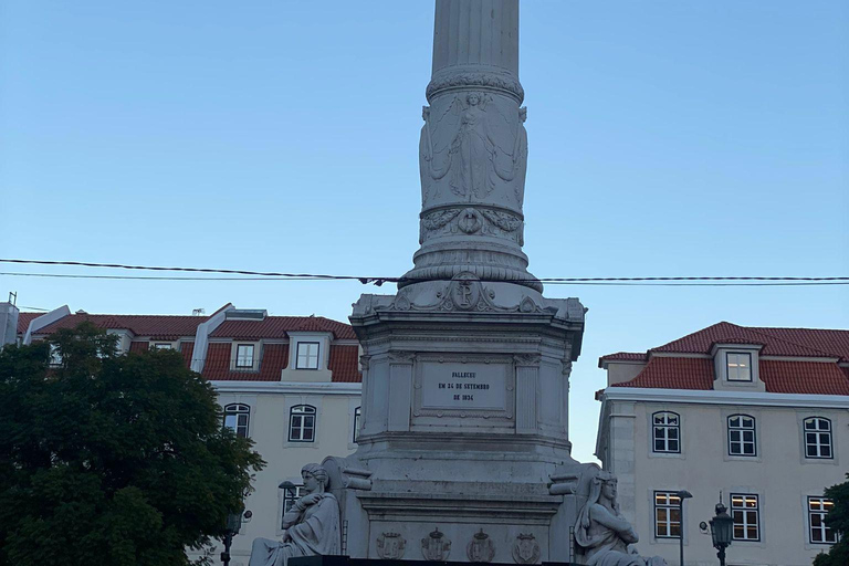 Lisbon: Private full Day Sightseeing tour by tuk-tuk.