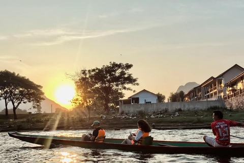 Excursão de um dia a Vang Vieng - Barco a remo, parapenteExcursão de um dia a Vang Vieng - Barco tradicional, parapente