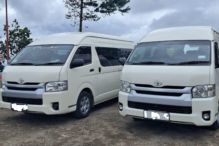 Yogyakarta: alquiler de coche privado con conductor en inglés en furgoneta