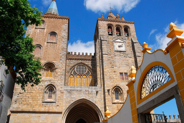 Évora: Privater Rundgang mit Kathedrale & Kapelle der Knochen
