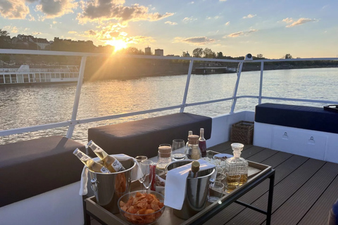 Varsóvia: cruzeiro privado pelo rio com snacks e bebidasVarsóvia: cruzeiro privado no rio com lanches e bebidas