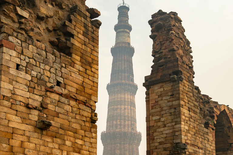 Delhi: Monument Tour with local guides &amp; transport