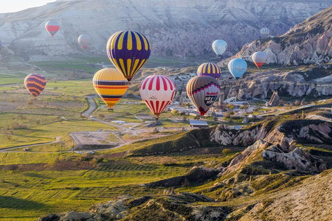 Göreme: Voo de balão ao nascer do sol no Vale de Göreme com café da manhã