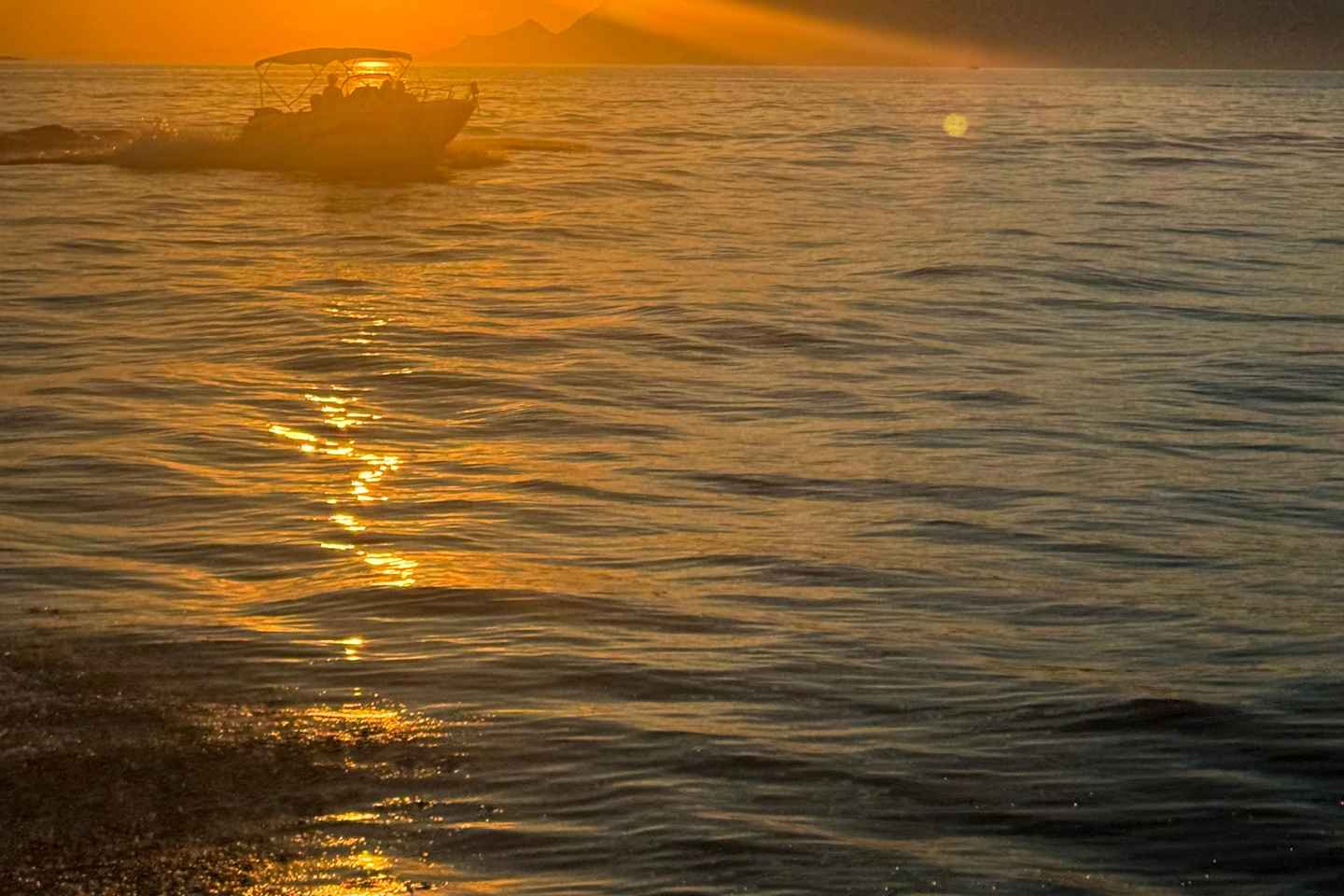 Makarska: Sólsetur einkabátsferð frá Makarska