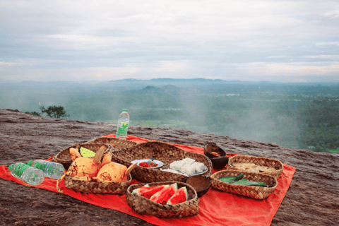 Sigiriya: Pidurangala Rock Sunrise Hike with Breakfast