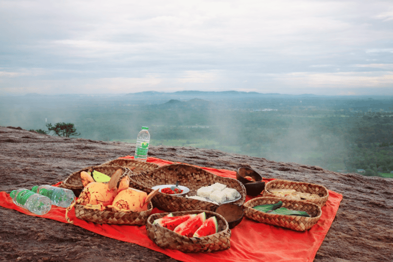 Sigiriya: Pidurangala Rock Sunrise Hike with Breakfast