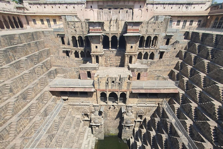 Från Agra till Jaipur: Chand Baori och Fatehpur Transfer Tour