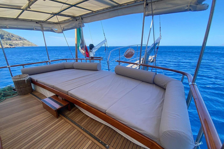 Lampedusa: Elegante tour in barca di un giorno con pranzo a bordoTour condiviso