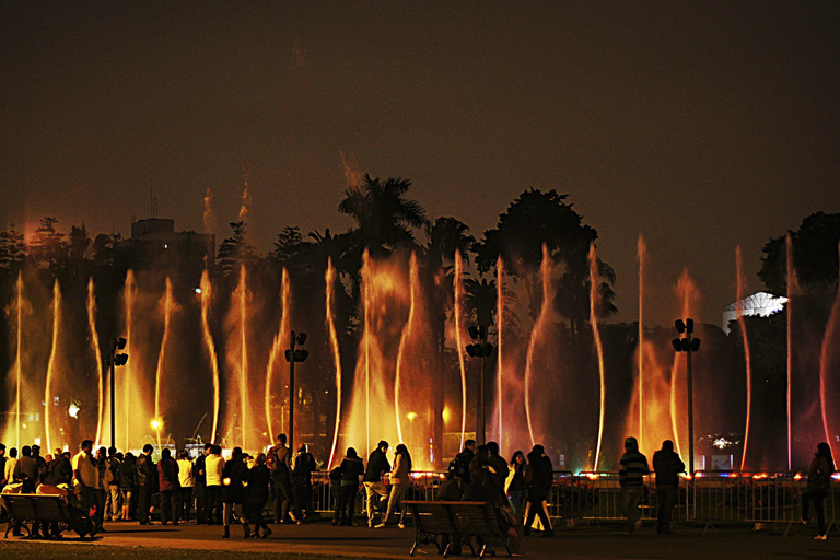 Lima: spettacolo illuminato del Circuito de Agua MágicoLima: spettacolo illuminato del Circuito de Agua Mágico (Circuito dell&#039;acqua magica)